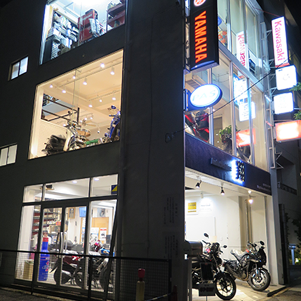 夜の店舗外観